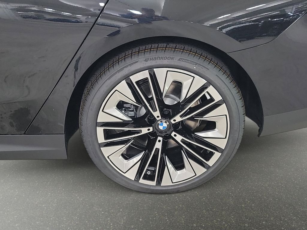 2026 BMW 5 Series 530i - Photo 8