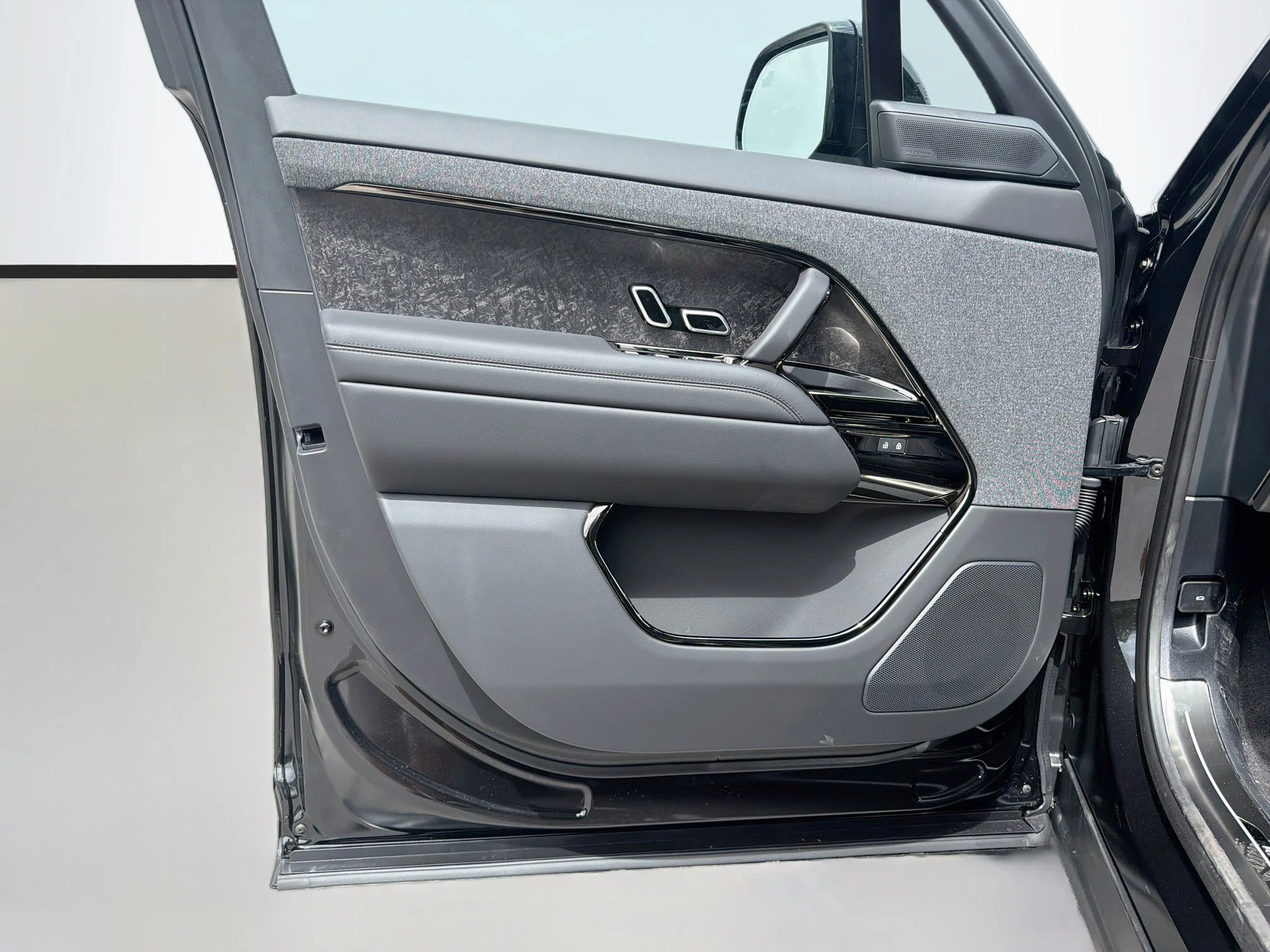 New 2026 Santorini Black Land Rover Dynamic SE image 23