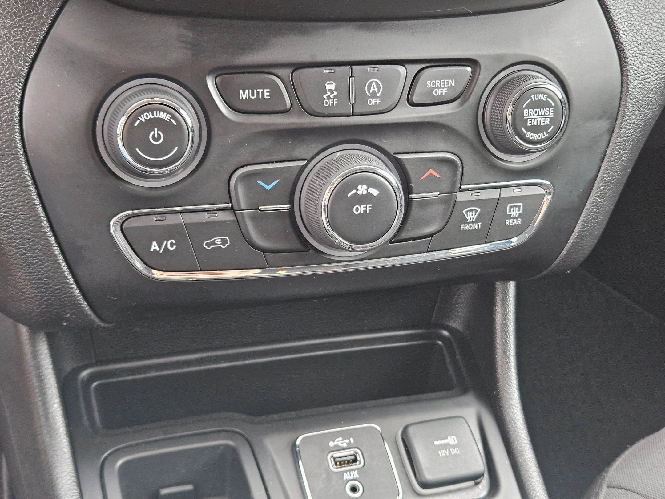 Used 2020 Diamond Black Crystal Pearlcoat Jeep Latitude image 25