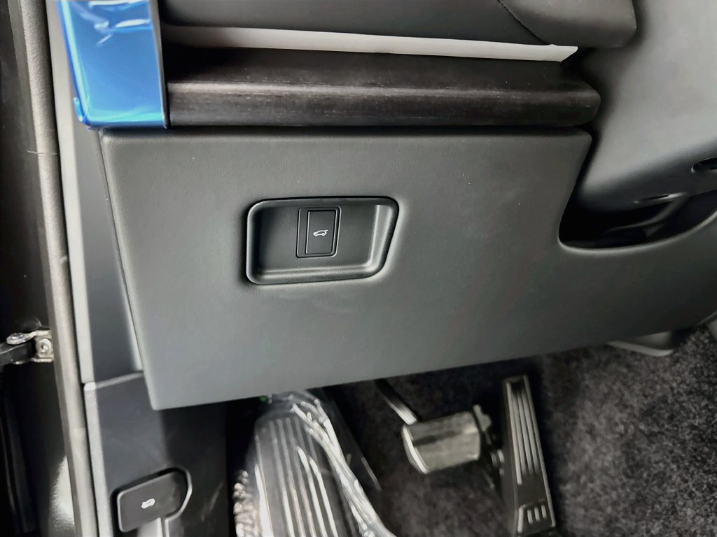 New 2027 Santorini Black Land Rover SE image 10