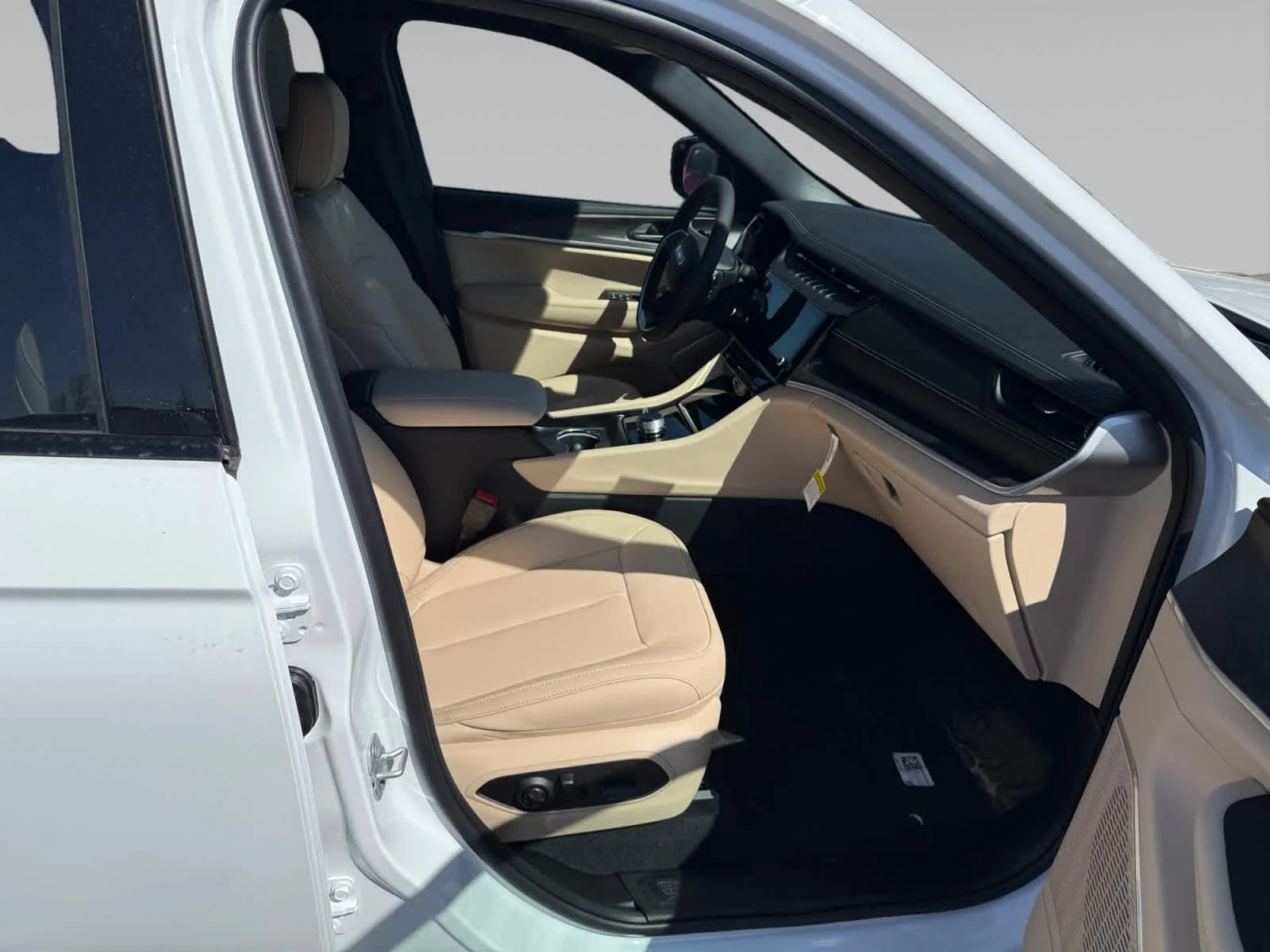 New 2026 Bright White Clear-Coat Exterior Paint Jeep Limited image 15