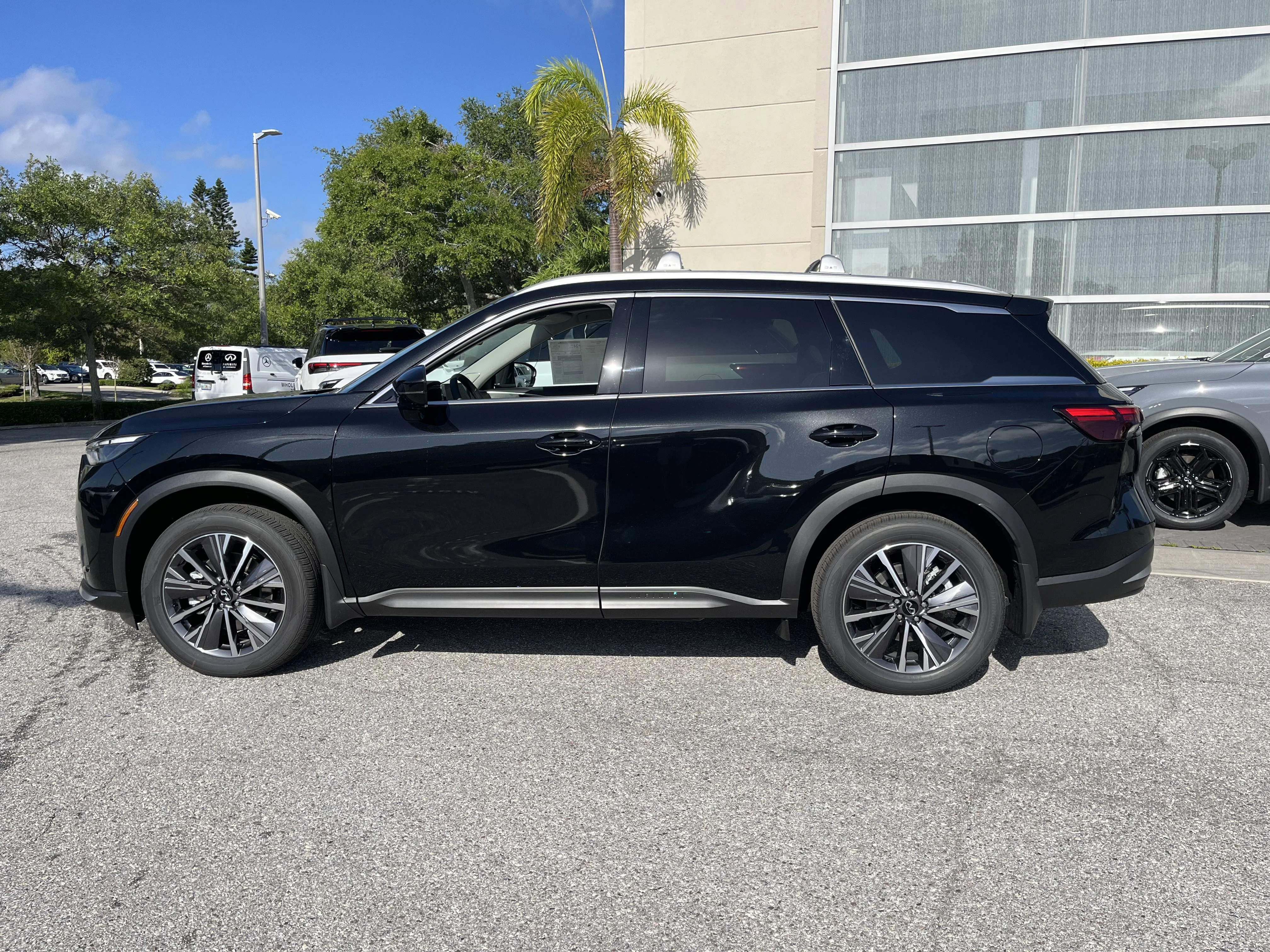 New 2027 Mineral Black INFINITI LUXE image 2