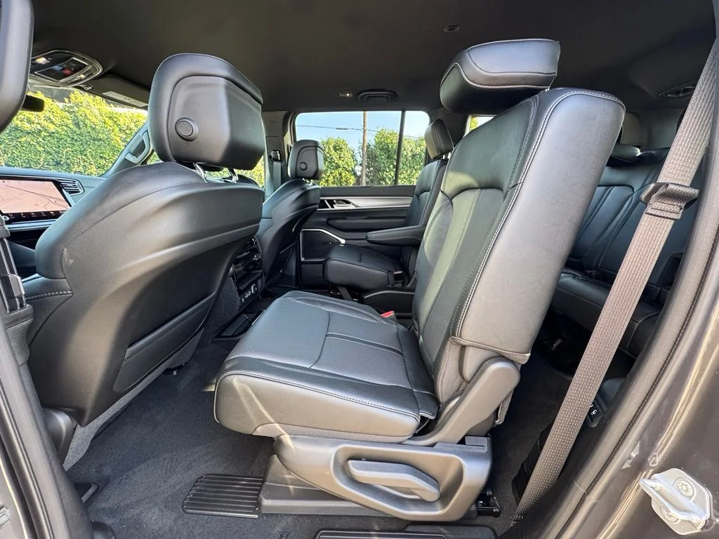 New 2026 Baltic-Gray Metallic Clear-Coat Exterior Paint Jeep Limited Altitude image 32