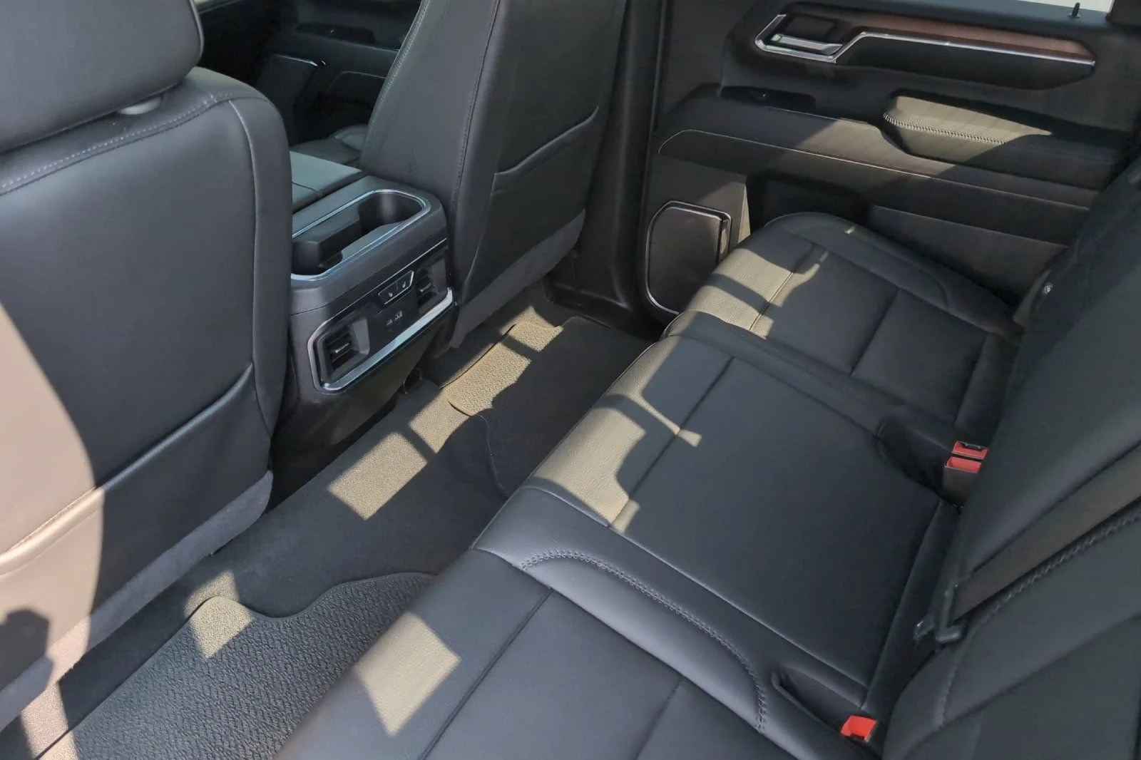 Used 2024 White Frost Tricoat GMC Denali image 13