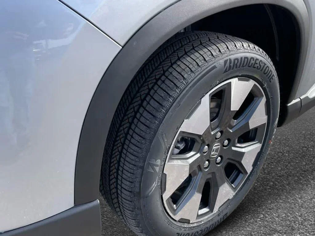 New 2026 Solar Silver Metallic Honda Touring image 9