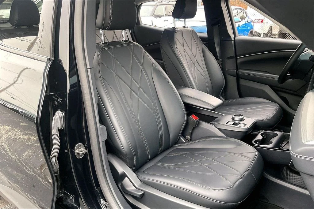 Used 2023 Black Ford Select image 6
