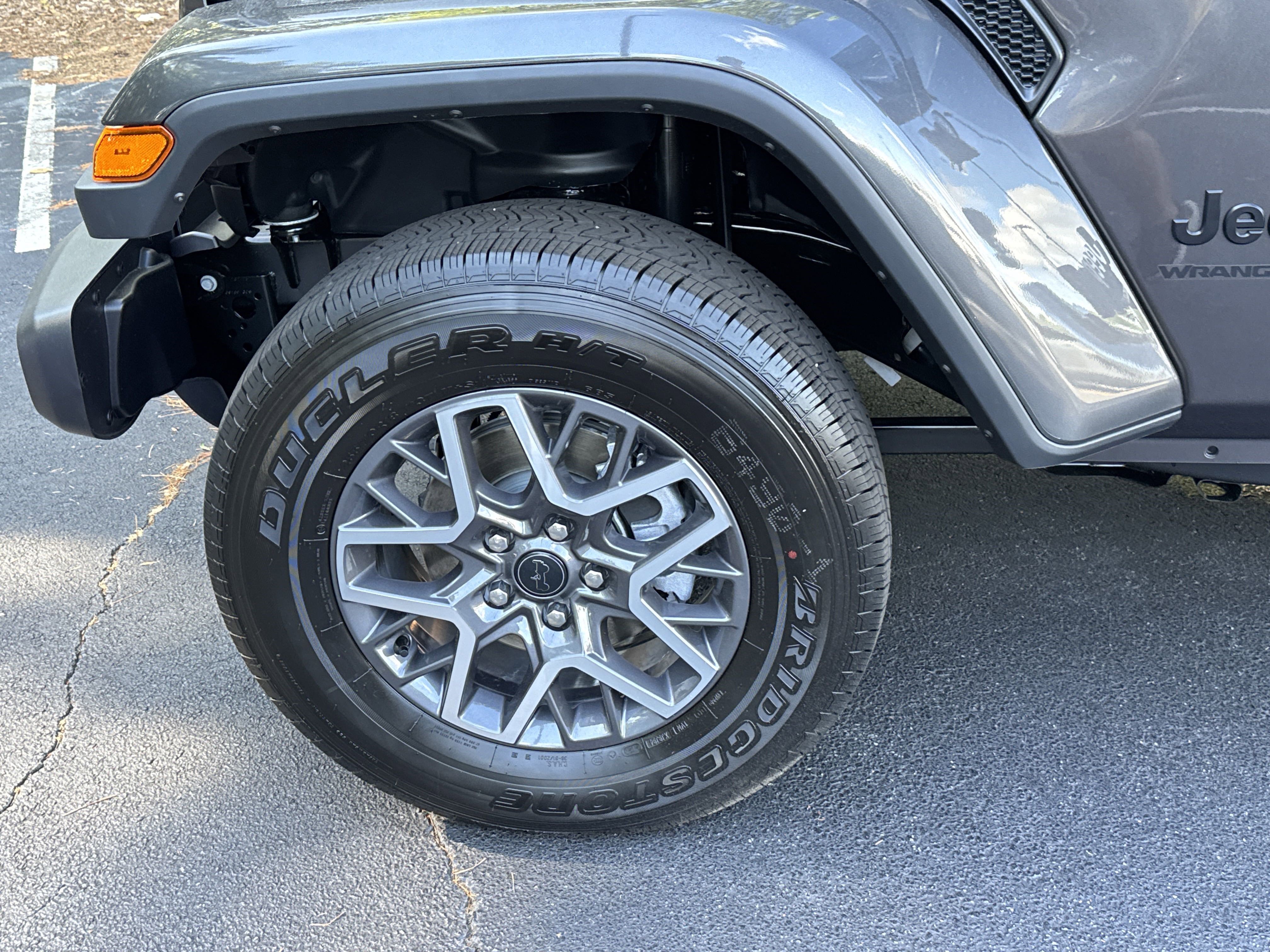 New 2025 Granite Crystal Metallic Clear-Coat Exterior Paint Jeep Sahara image 14