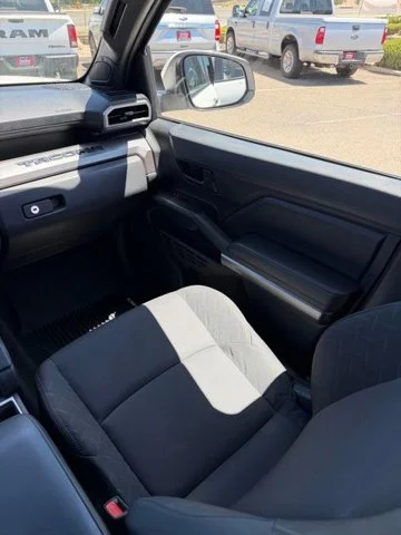 2025 Toyota Tacoma SR5 - Photo 9
