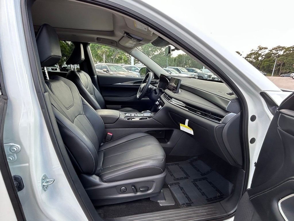 Used 2025 White INFINITI LUXE image 47