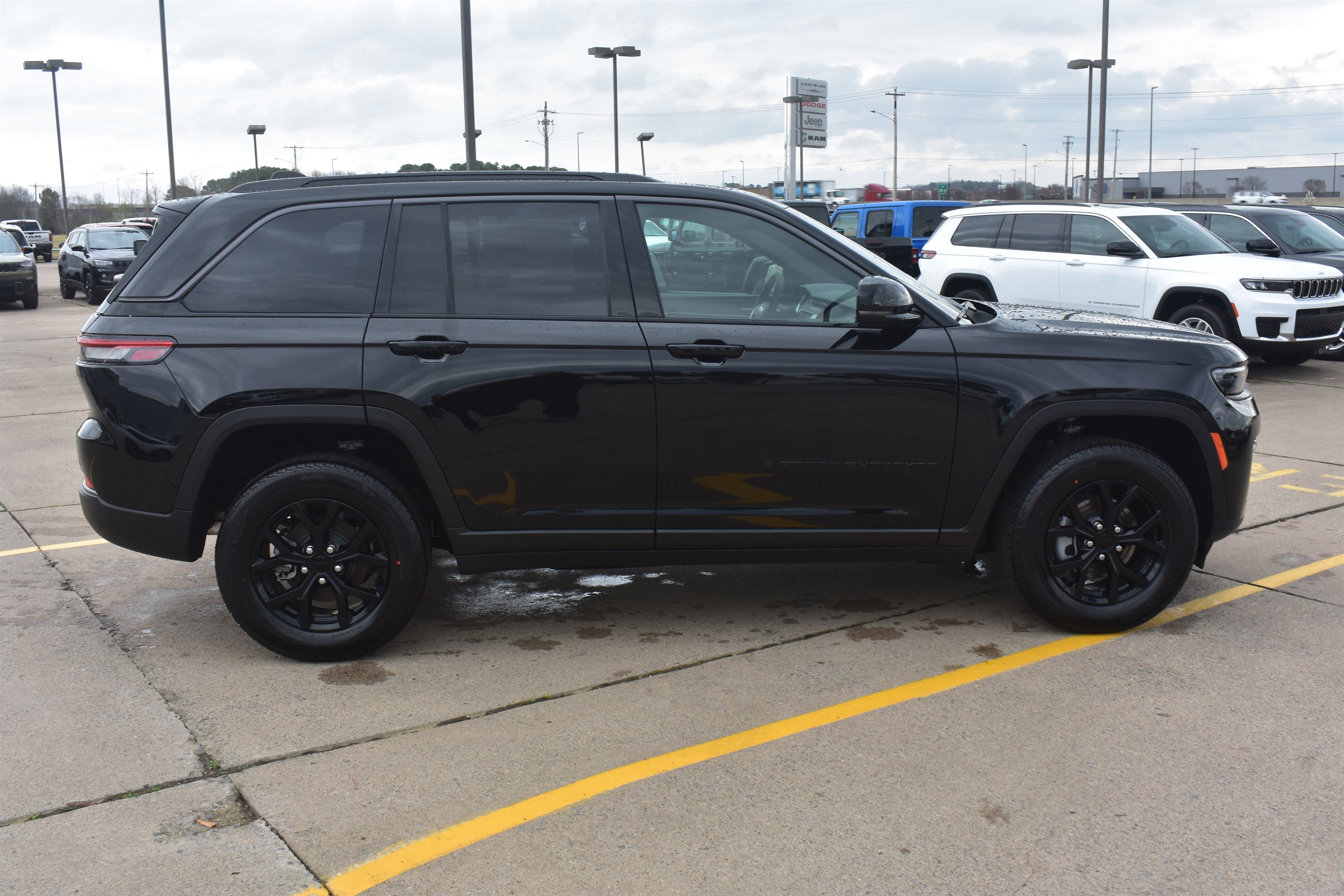 New 2026 Diamond Black Crystal Pearl-Coat Exterior Paint Jeep Laredo Altitude image 4