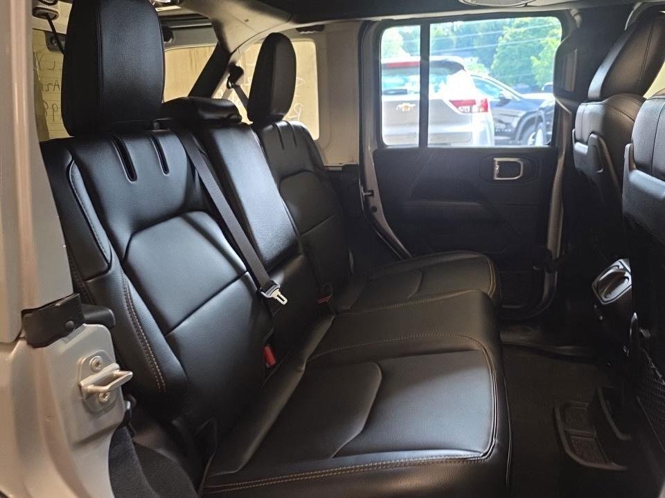 Used 2024 Silver Zynith Clearcoat Jeep Sahara image 9