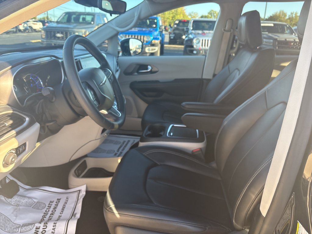 Used 2024 Black Chrysler Select image 12
