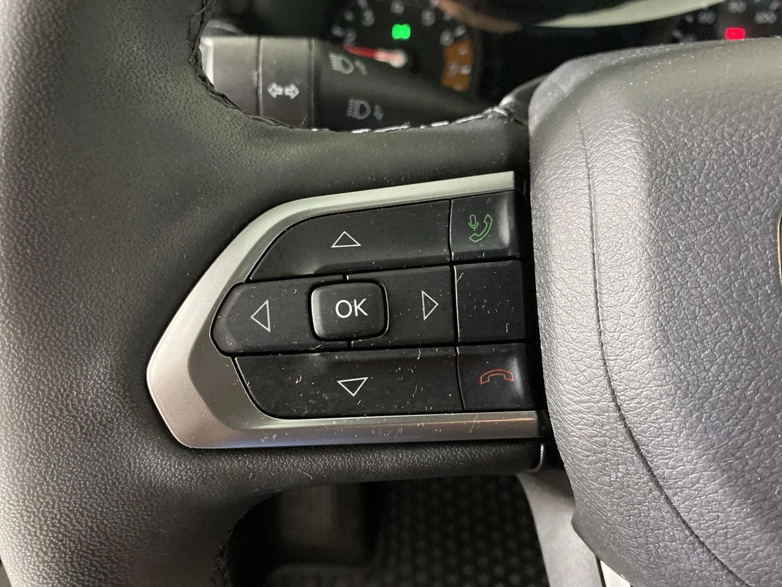 Used 2023 Granite Crystal Metallic Clearcoat Jeep Altitude image 17