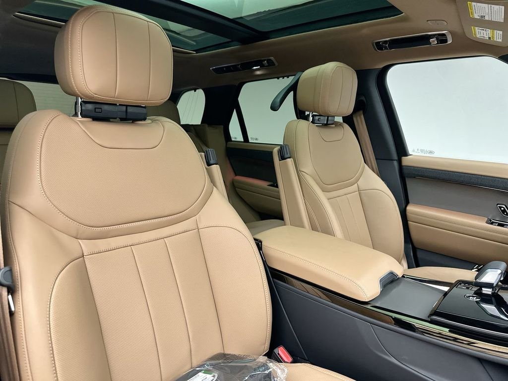 New 2026 Ostuni Pearl White Land Rover SE image 6