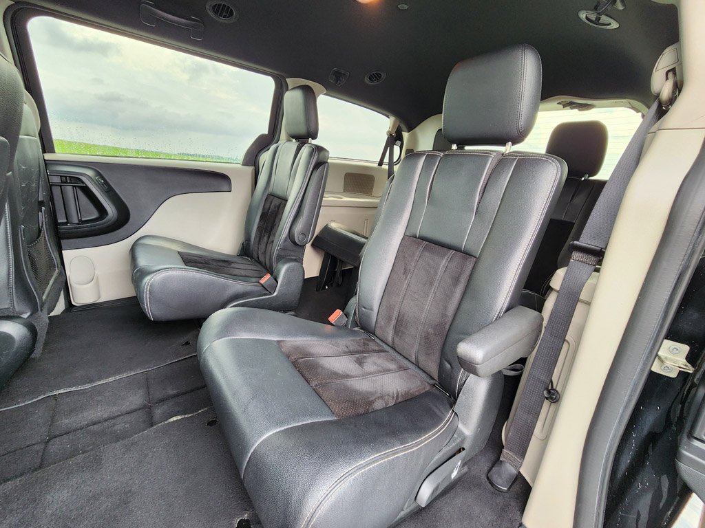 Used 2017 Black Onyx Crystal Pearlcoat Dodge SXT image 8