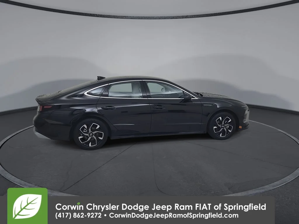 Used 2025 Black Hyundai SEL image 16