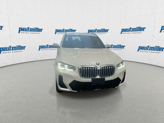 Used 2022 White BMW sDrive30i image 4