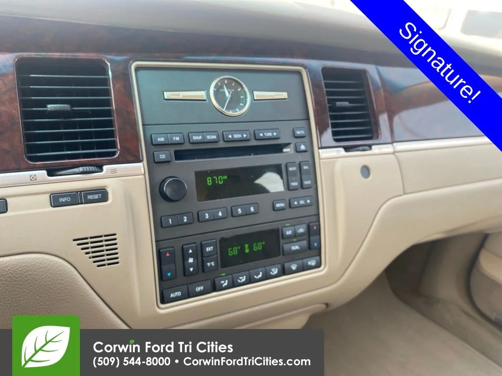Used 2007  Lincoln Signature image 6