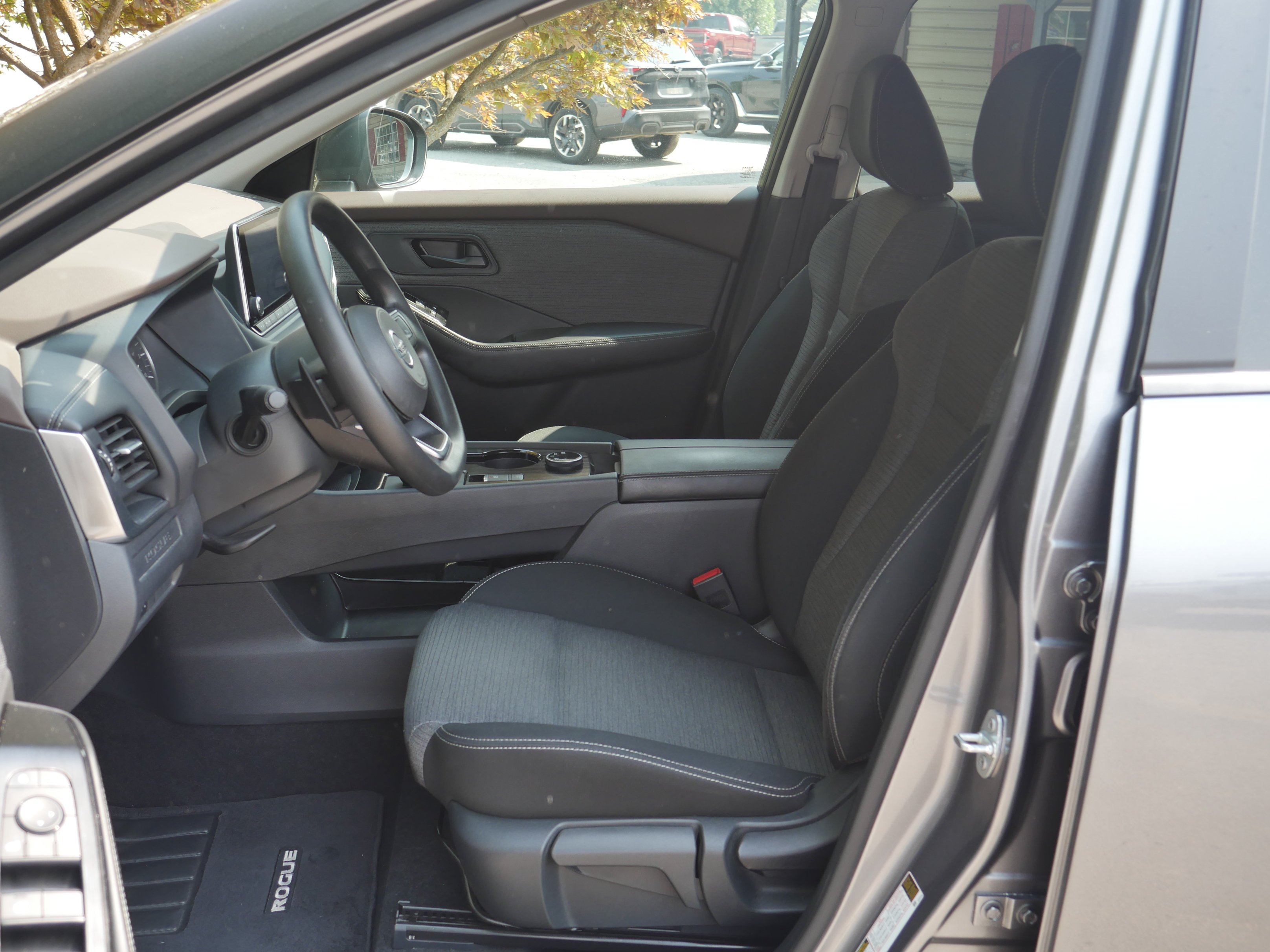 Certified Used 2021 Super Black Nissan S image 3