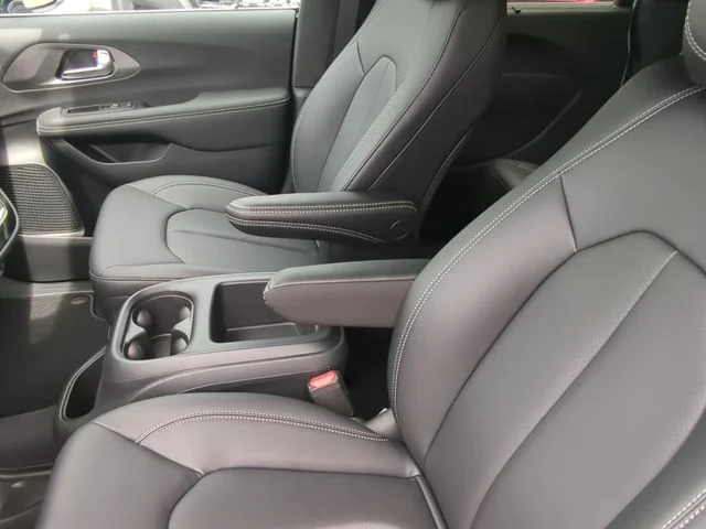 2026 Chrysler Pacifica Select - Photo 33