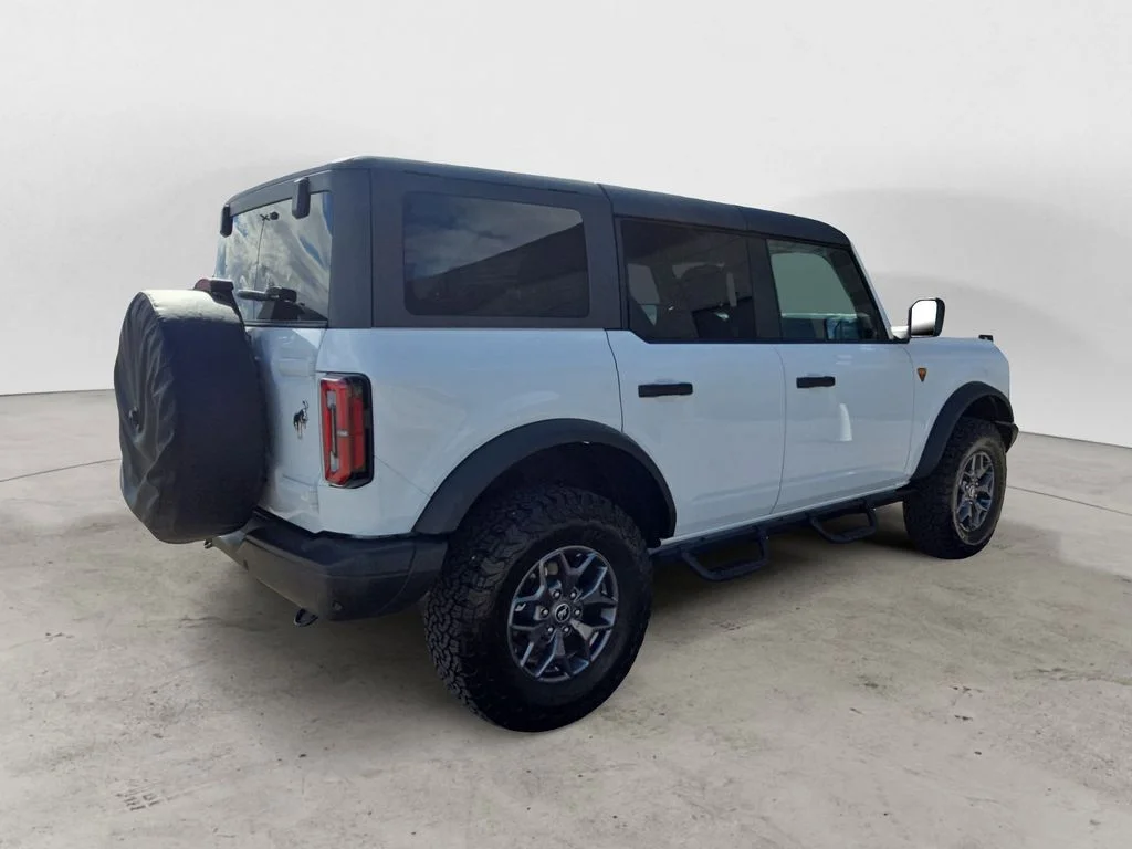 Used 2025 White Ford Badlands image 5