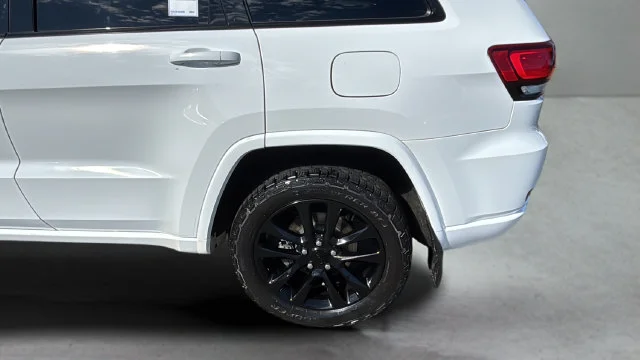 Used 2018 White Jeep Altitude image 39