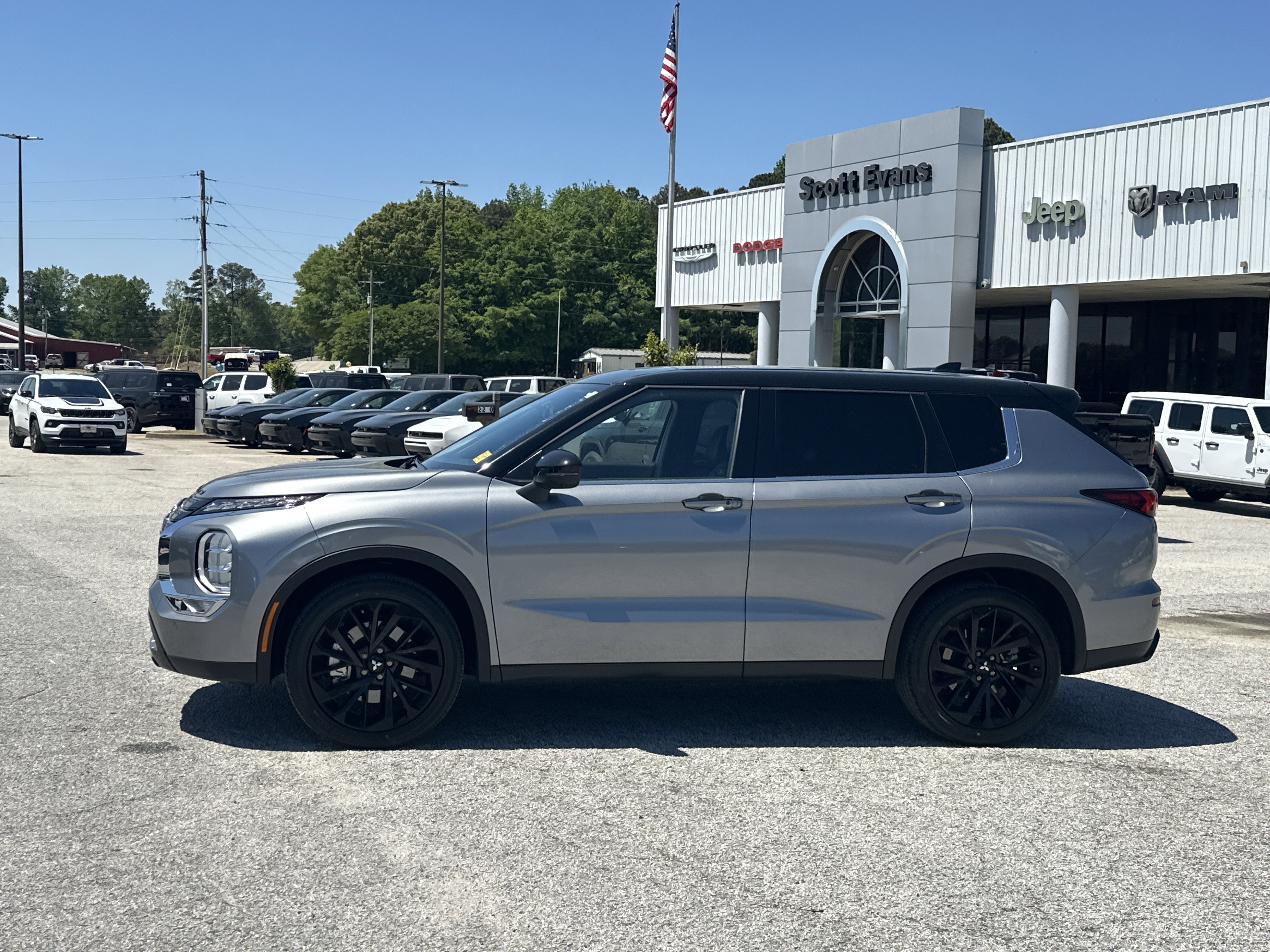Used 2023 Alloy Silver Metallic Mitsubishi SEL image 5