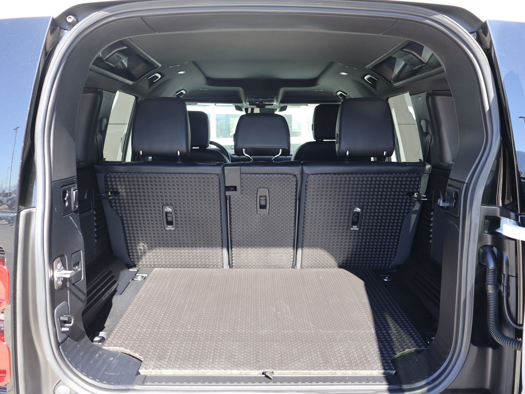 Used 2024 Fuji White Land Rover 110 P300 S image 29