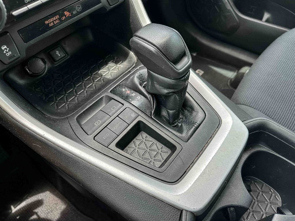 2020 Toyota RAV4 LE - Photo 33