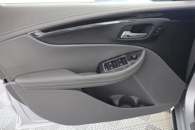 Used 2015 Silver Chevrolet LTZ image 24