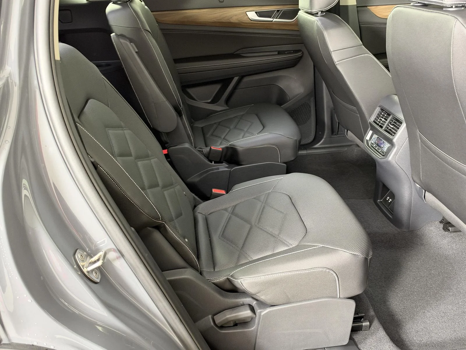 New 2026 Pure Gray Volkswagen 2.0T SE w/Technology image 16