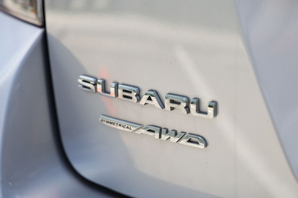 Used 2023 Ice Silver Metallic Subaru Limited image 11