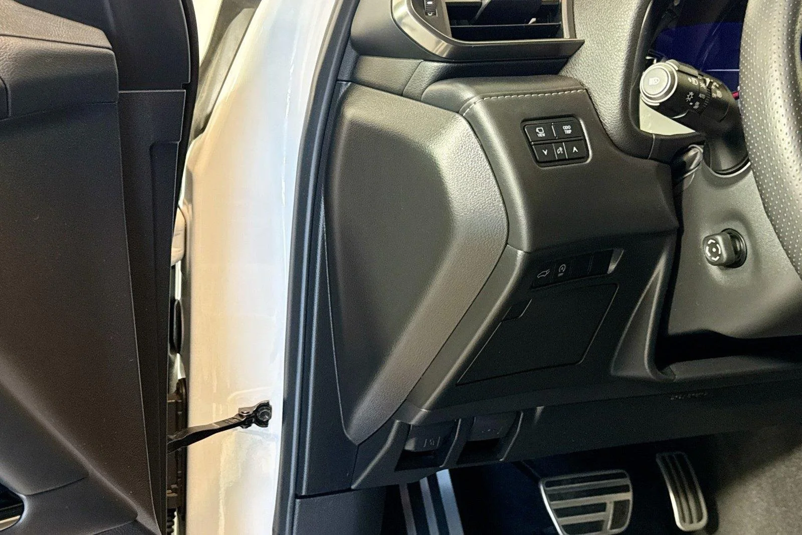 Used 2024 White Lexus LX 600 F SPORT image 10