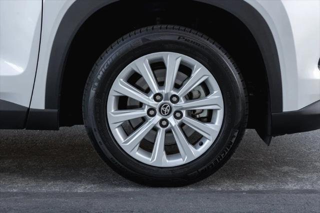 Certified Used 2026 WIND CHILL PEARL Toyota  image 4