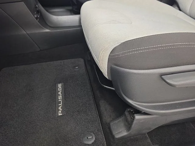 Used 2022 Silver Hyundai SE image 23