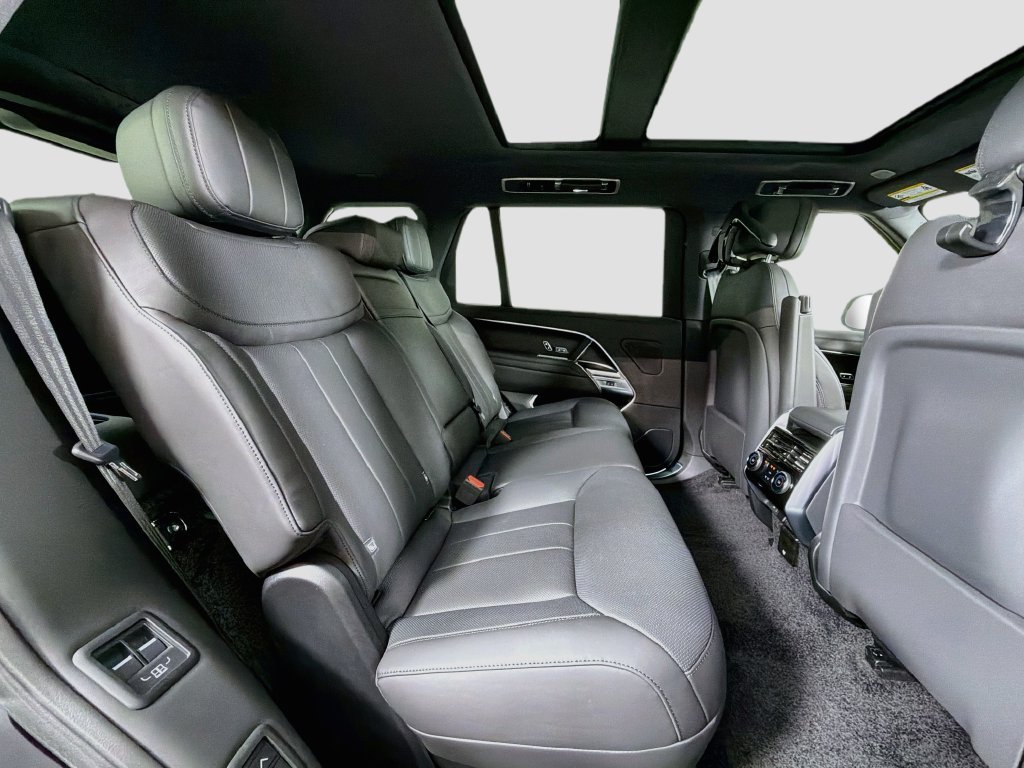 New 2027 Santorini Black Land Rover SE image 29