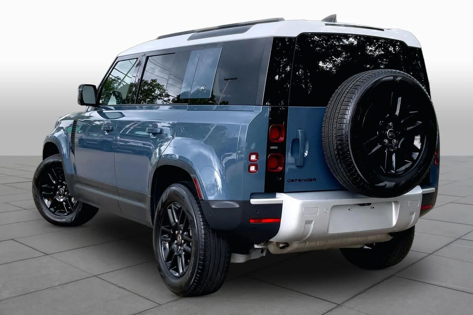 Used 2024 Tasman Blue Metallic Land Rover S image 11