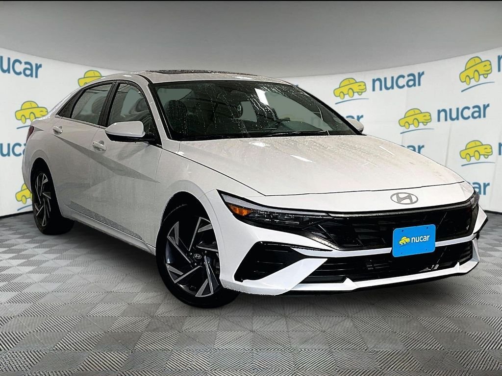 Used 2025 White Hyundai SEL Convenience image 1