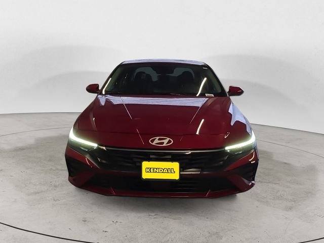 Certified Used 2025 Red Hyundai SEL Convenience image 2