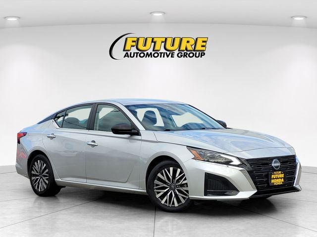 Used 2024 Silver Nissan 2.5 SV image 1