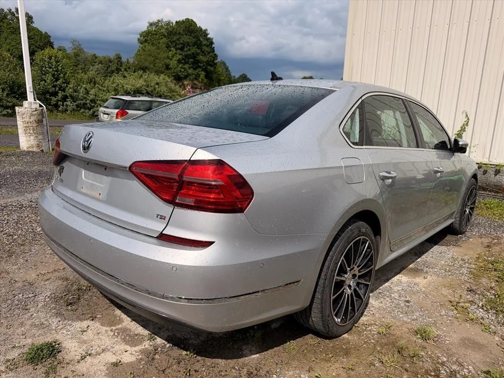 Used 2016  Volkswagen  image 19