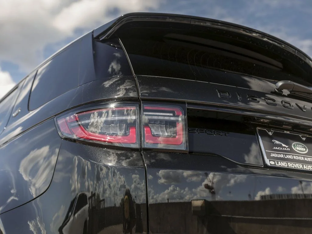 New 2025 Santorini Black Metallic Land Rover SE image 7