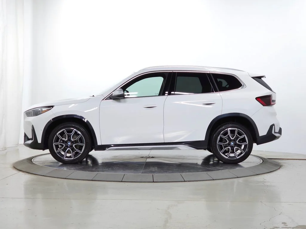 Used 2023 White BMW xDrive28i image 2