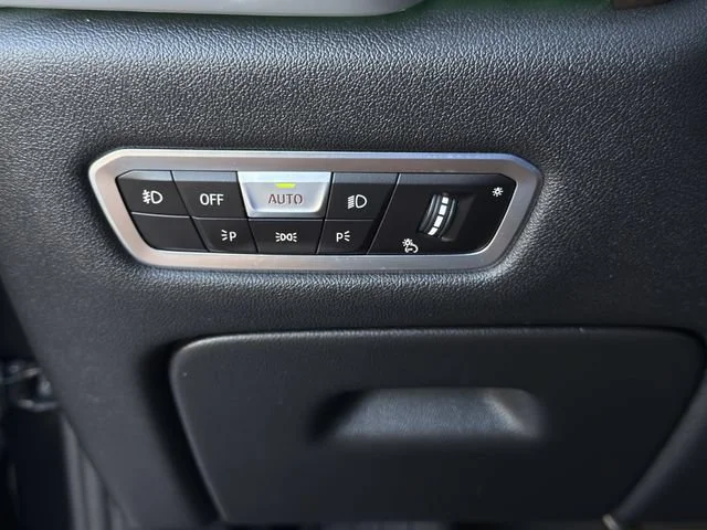 Used 2021 Black BMW xDrive40i image 25