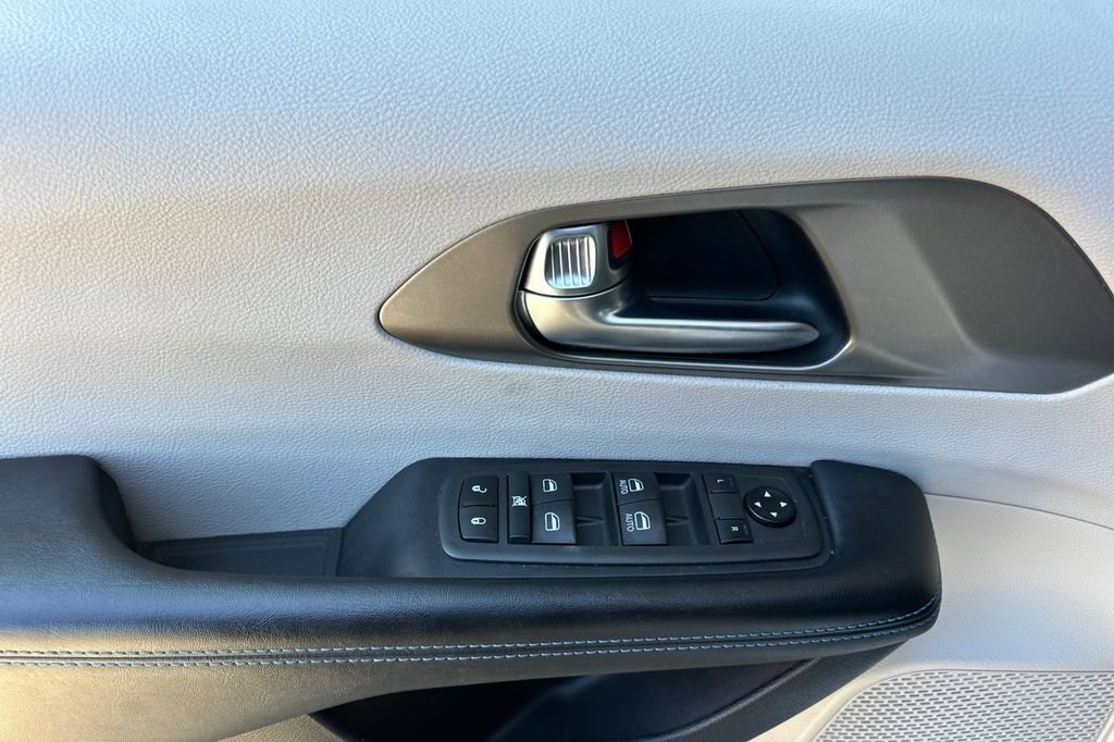 2021 Chrysler Pacifica Touring - Photo 11