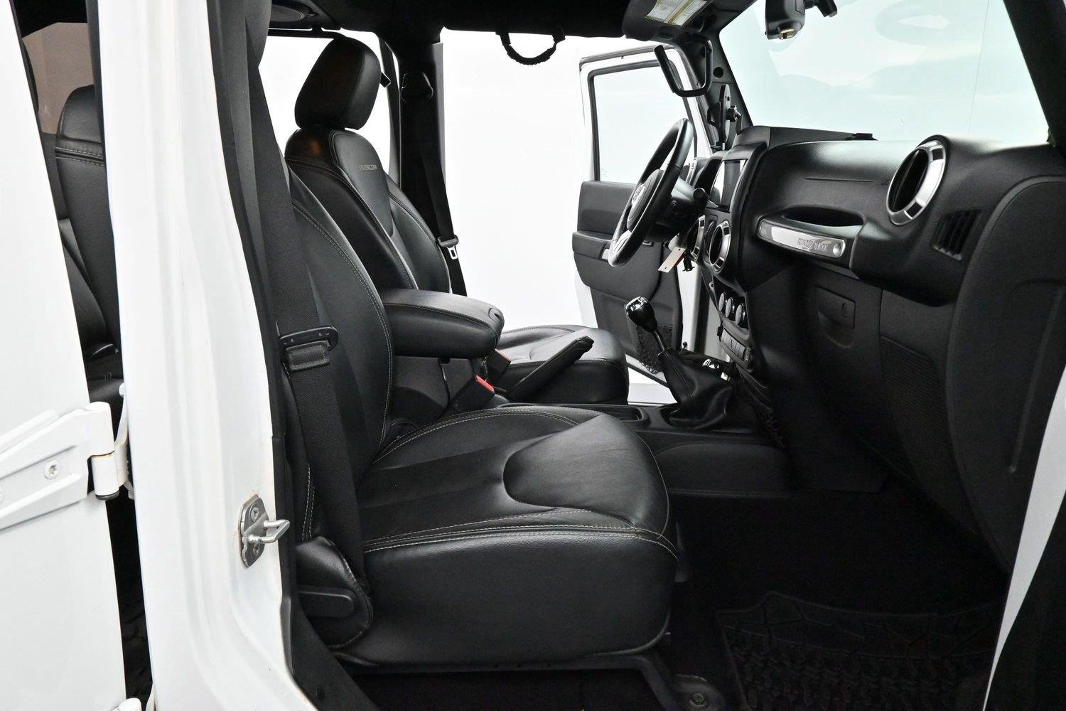 Used 2014 Bright White Clearcoat Jeep Rubicon X image 28
