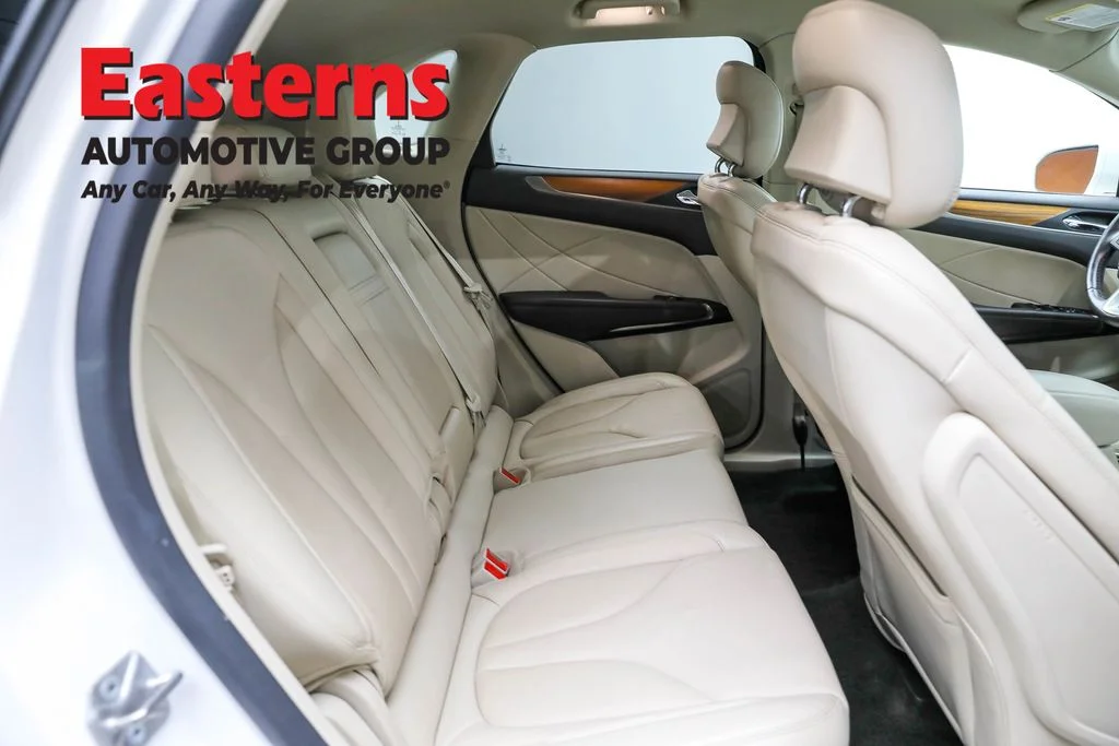 Used 2019 White Lincoln Select image 23