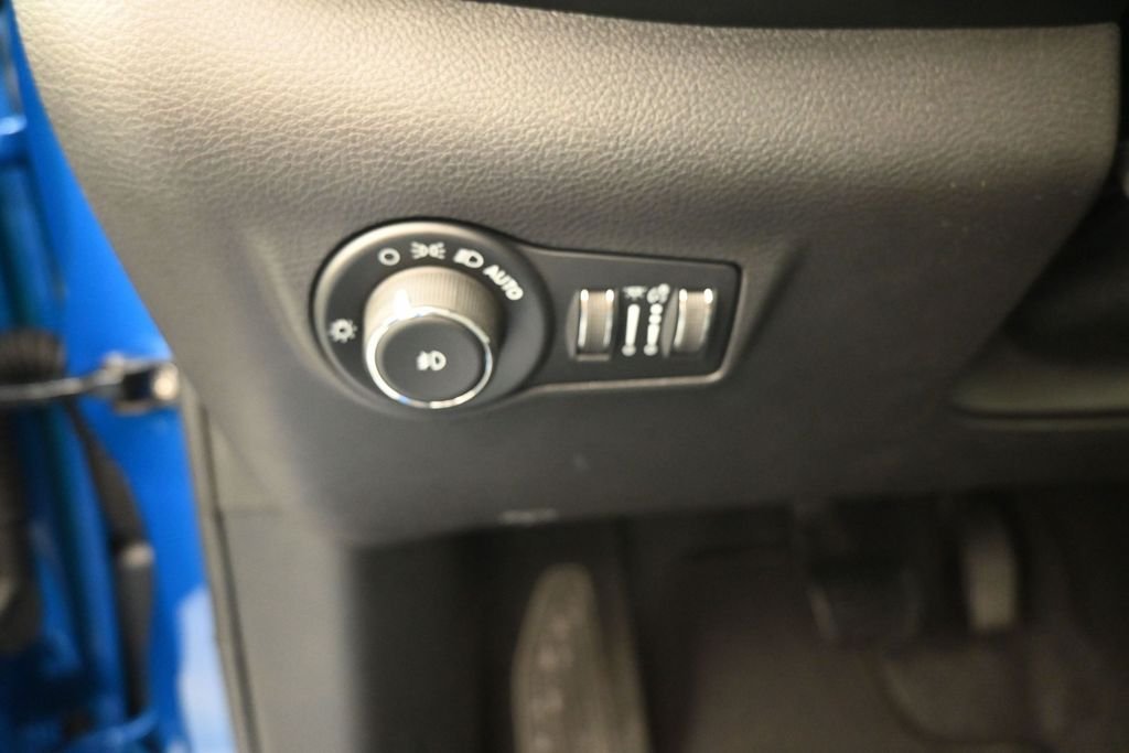 New 2026 Hydro Blue Pearlcoat Jeep Latitude image 21