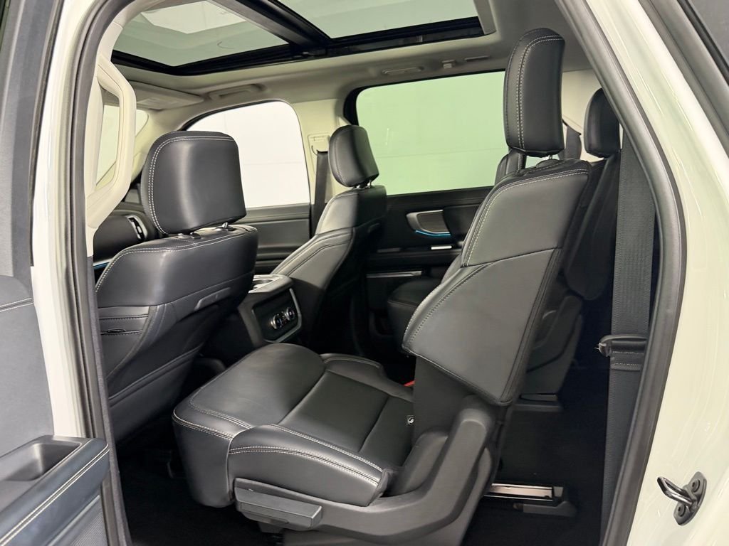 Used 2025 White Metallic Ford Platinum image 24