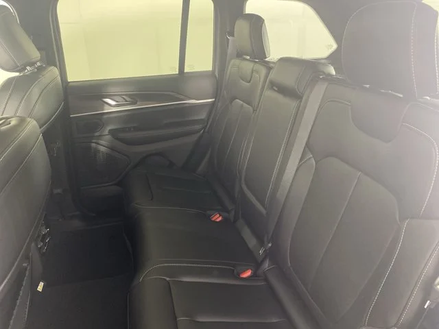 New 2026 Bright White Clear-Coat Exterior Paint Jeep Limited image 32